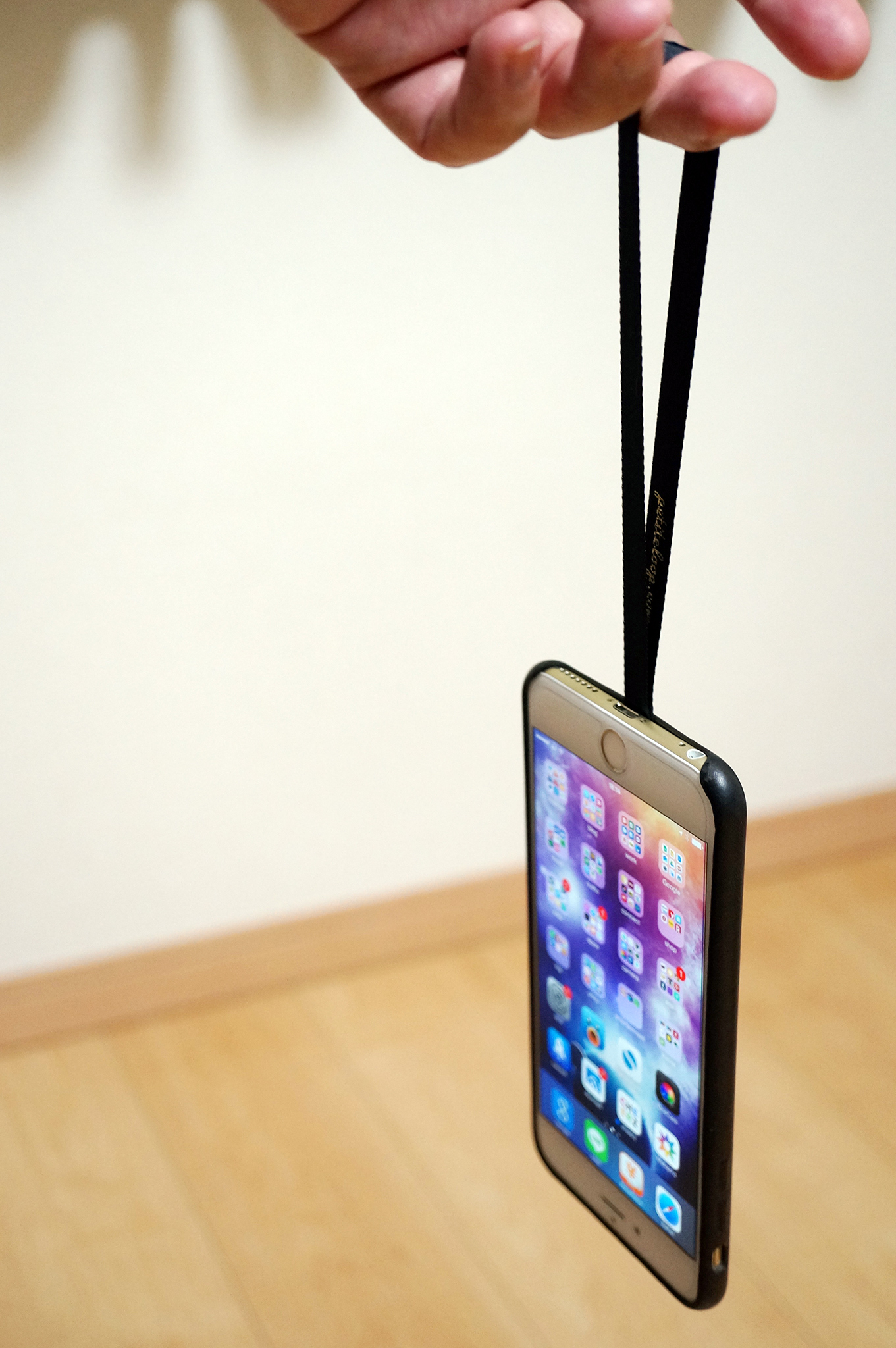 どのiphoneにもストラップを取り付け可能 Petite Loop でiphone 6 Plusも安定感抜群 Makkyon Web