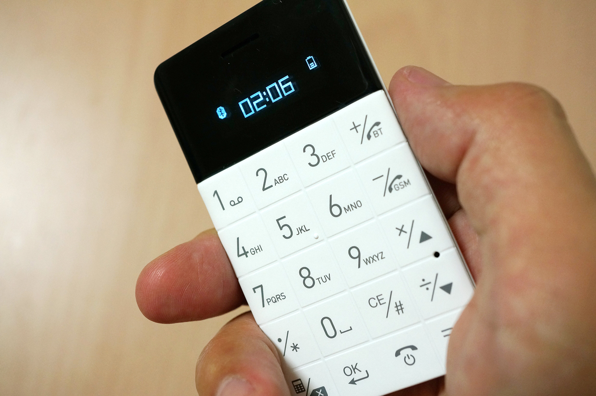 これこそガラケーの究極形 超小型カードケータイ Talkase はiphoneの子機にもなる Makkyon Web