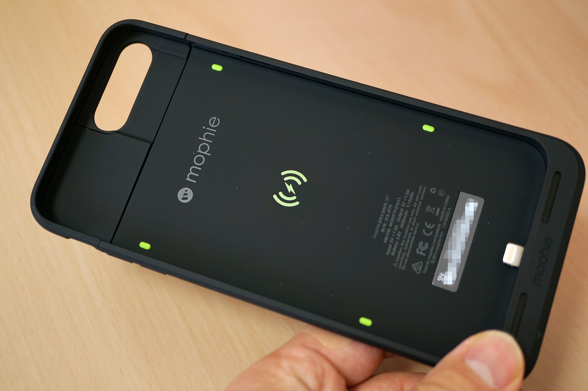 最強のiphone 7 Plus専用バッテリーケース Qiでワイヤレス充電できるmophie Juice Pack Airをレビュー Makkyon Web