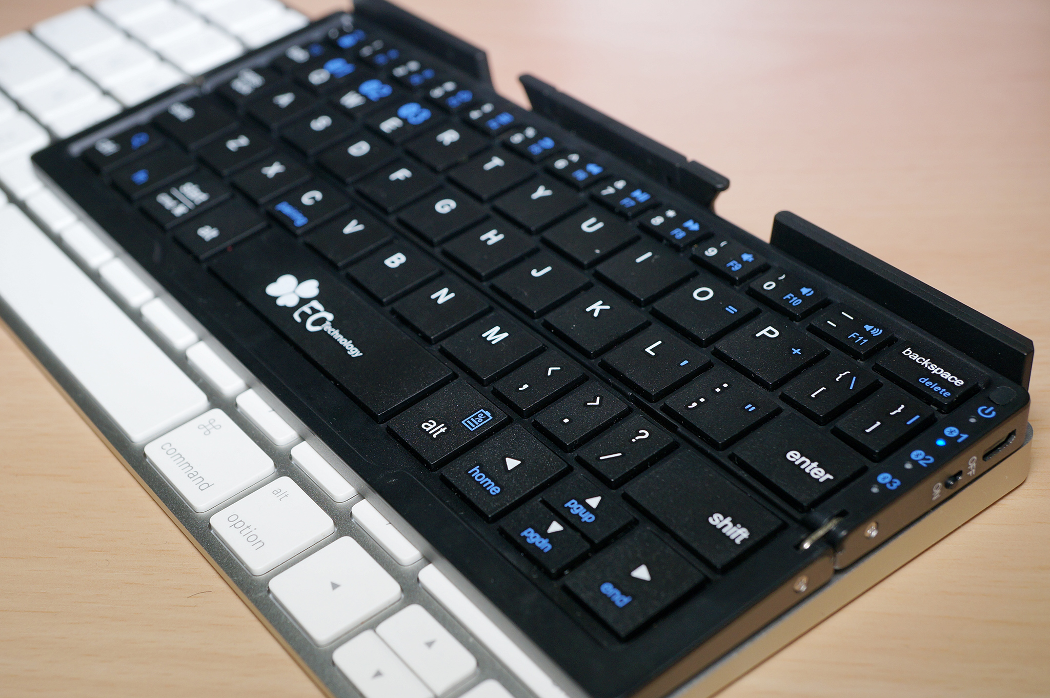 スタンド内蔵の2つ折りキーボード登場！……EC TechnologyのBluetoothキーボードをレビュー！  makkyon web
