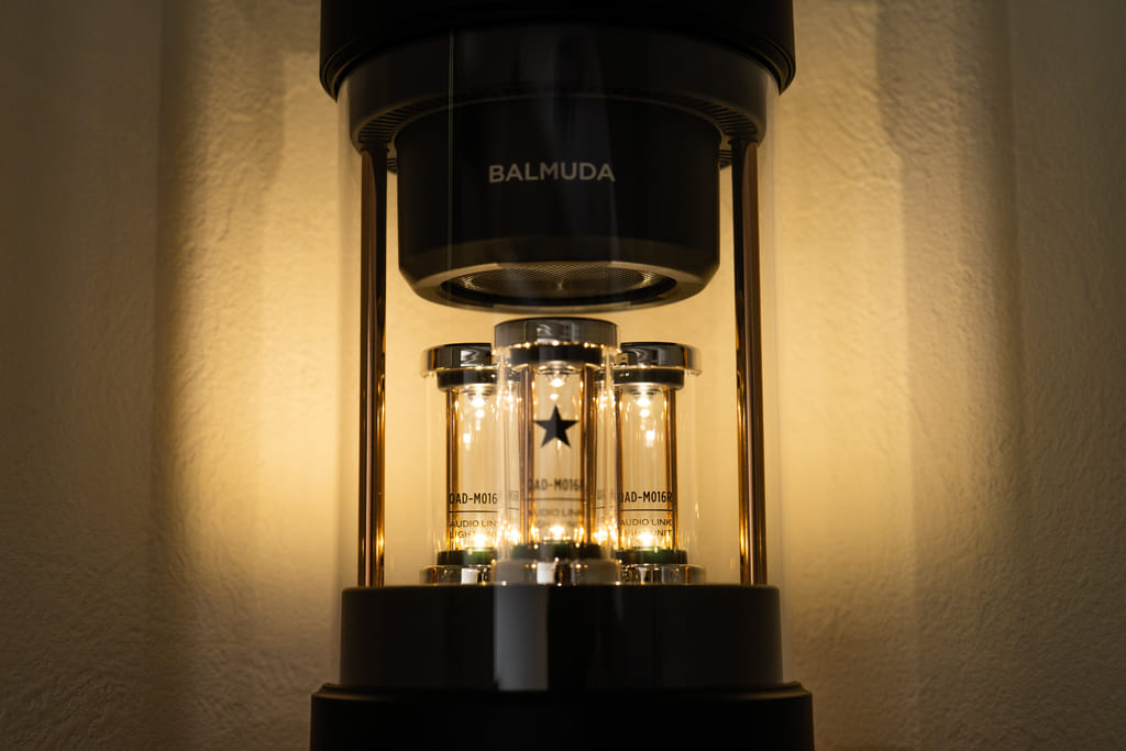 BALMUDA The Speaker M01A レビュー／光り輝く3ピースバンド！360°スピーカーにはライブ感がある！ | makkyon web