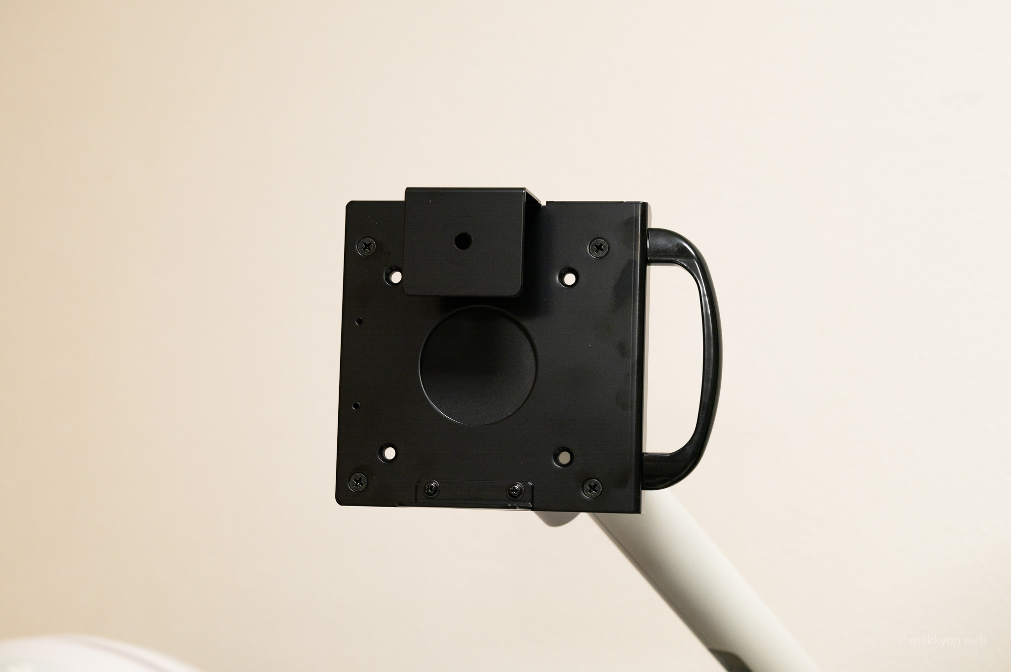 iPhoneをVESAマウントする？？／ディスプレイアームと、長尾製作所のカメラ＆マイクマウントを活用して、iPhoneを持ち上げる