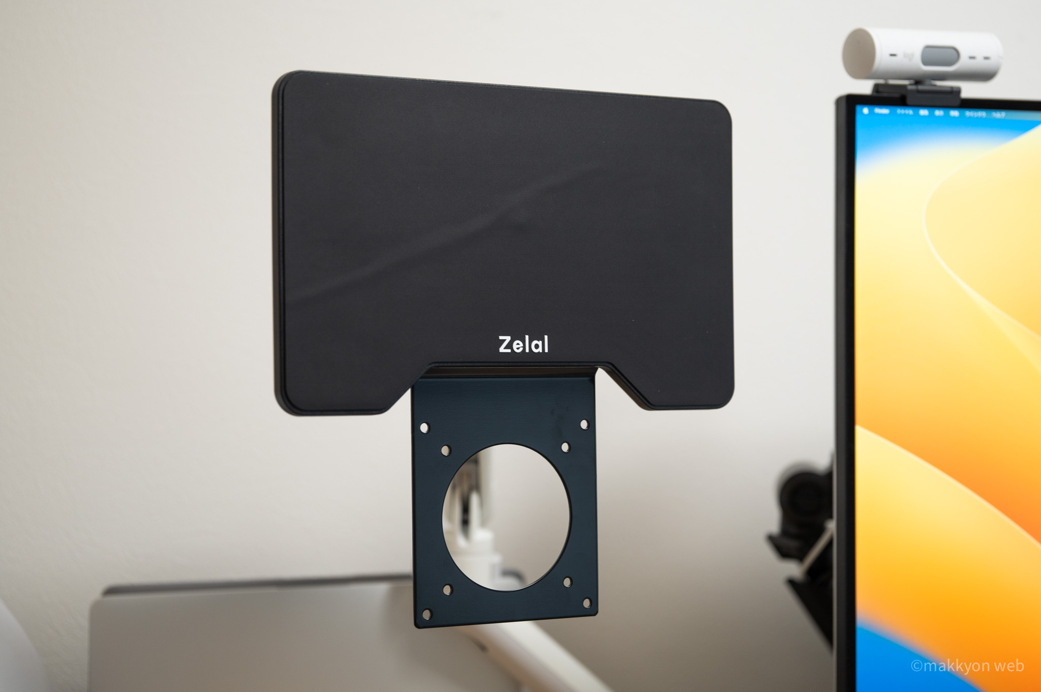 iPad ProとiPhoneをディスプレイアームに同時マウントする／Zelalのマグネットマウントと長尾製作所のVESAアダプターを