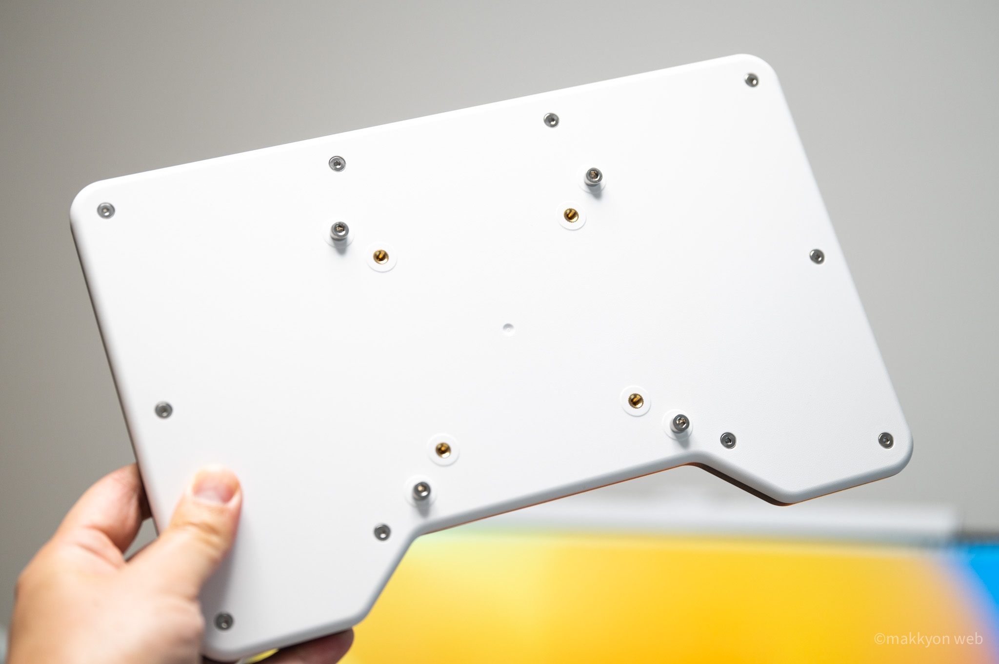iPad ProとiPhoneをディスプレイアームに同時マウントする／Zelalのマグネットマウントと長尾製作所のVESAアダプターを ...