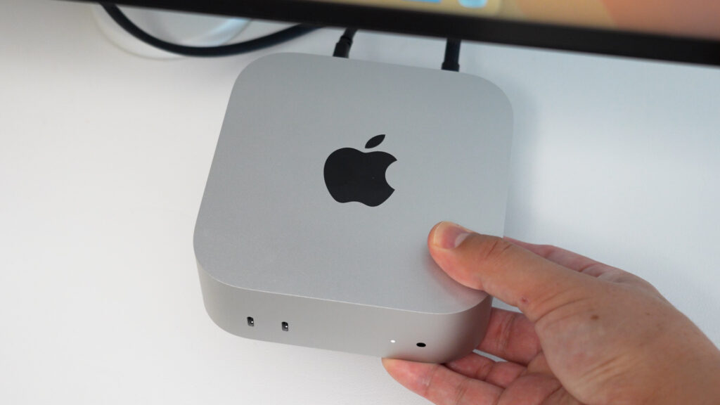 片手で持てるM4版 Mac mini