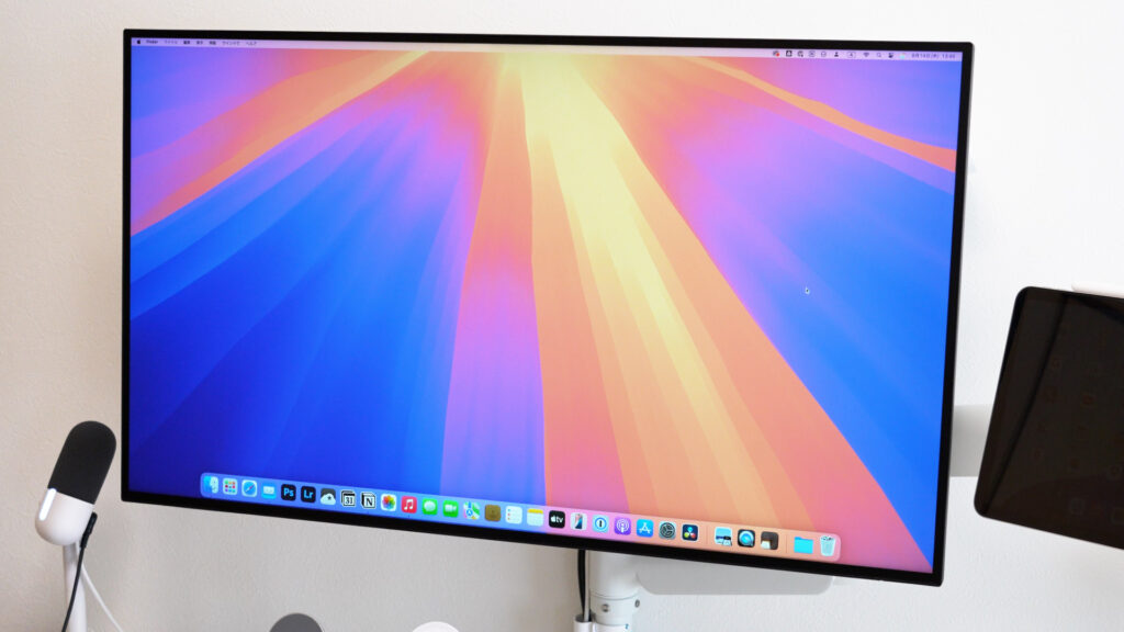 Mac miniを背面に設置したモニター