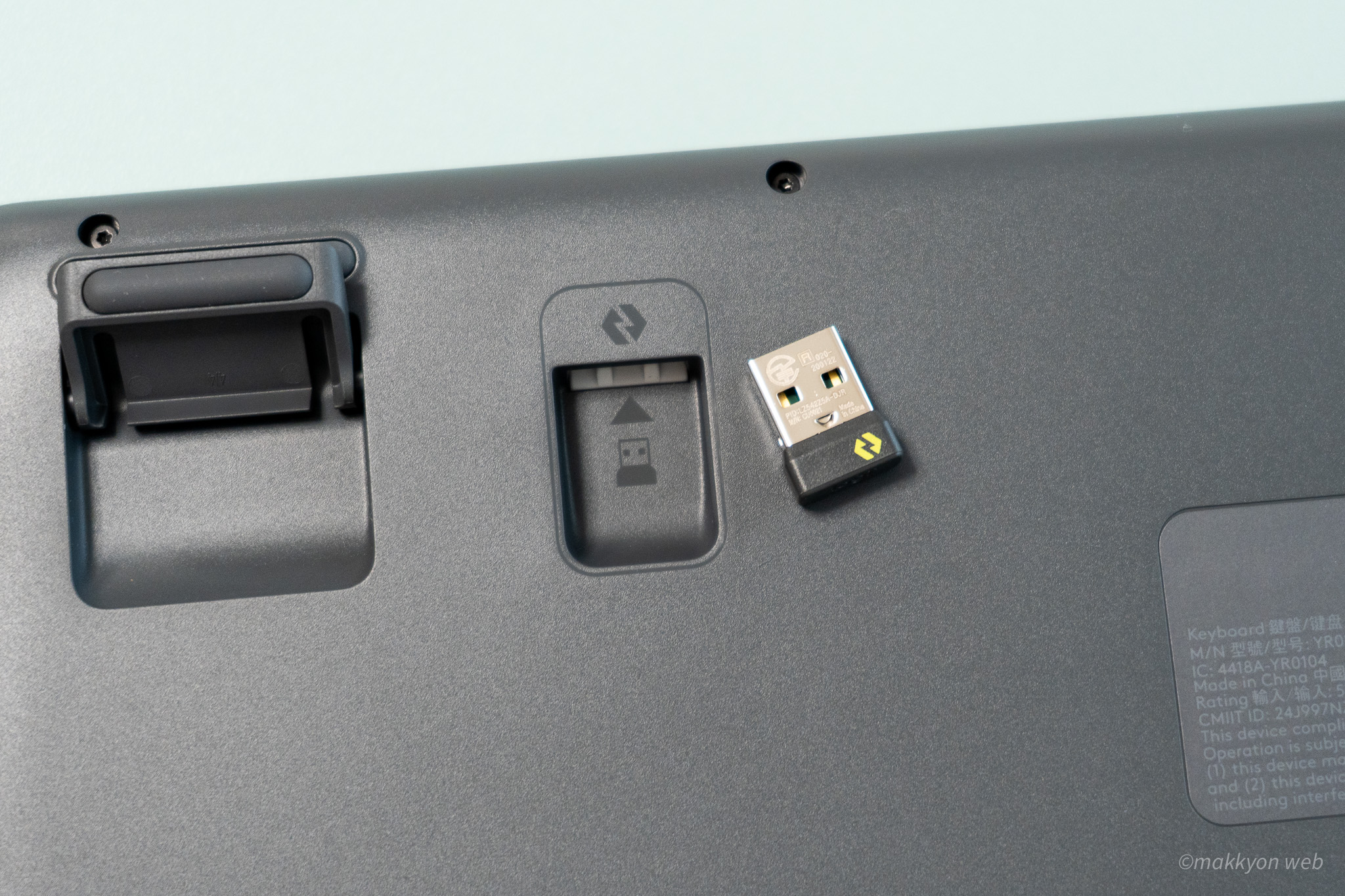 Alto Keys K98Mの底面にはLogi Bolt USBレシーバーの収納ポケットがある