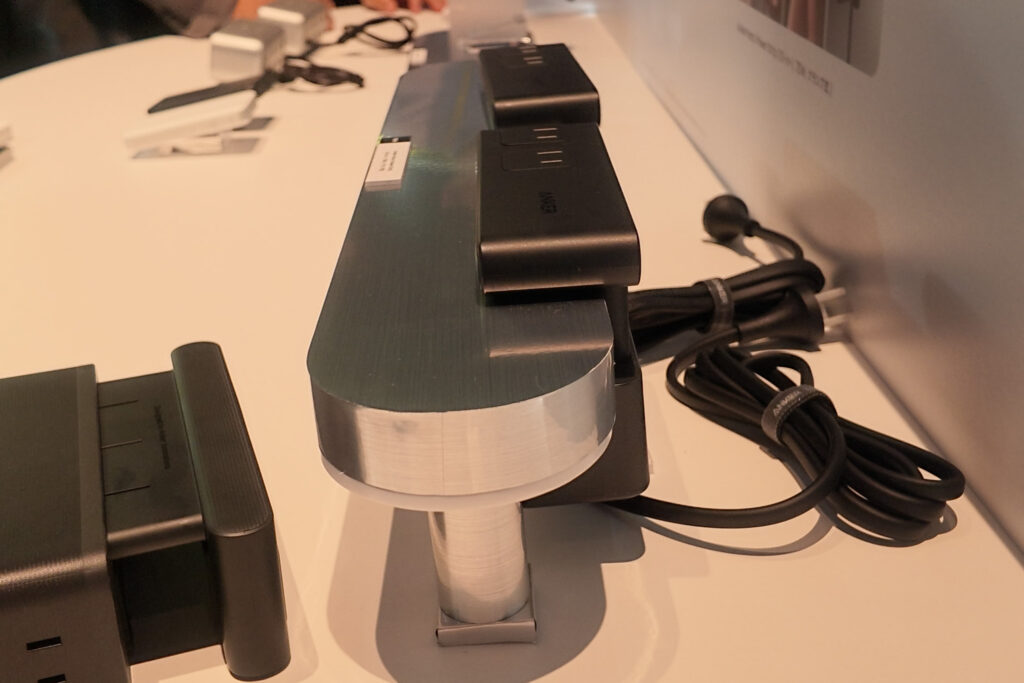 Anker Nano Power Strip (10-in-1, 70W, クランプ式)をデスクに挟んだイメージ画像