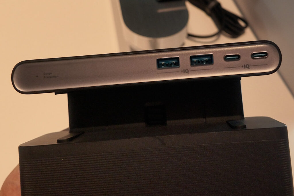 Anker Nano Power Strip (10-in-1, 70W, クランプ式)の上部パーツは、デスク上で使えるUSB充電ポートになっています