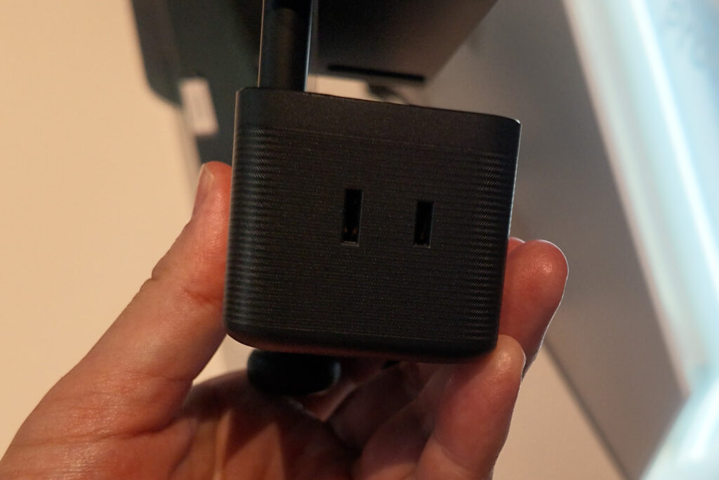 Anker Nano Power Strip (10-in-1, 70W, クランプ式)の下部パーツは、左右にコンセントが2基あります。