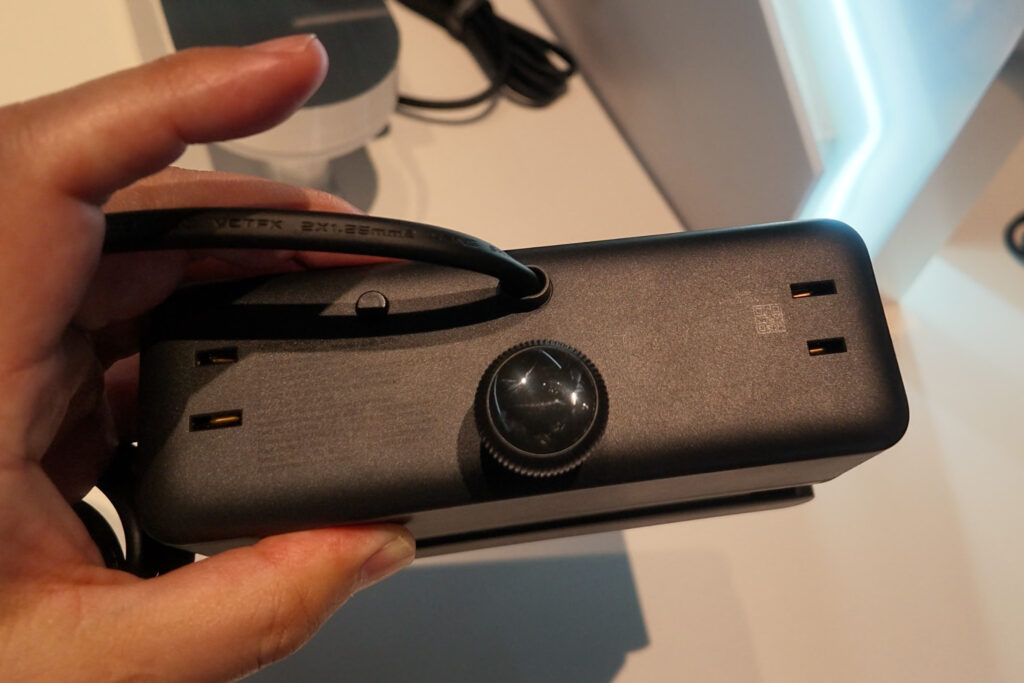 Anker Nano Power Strip (10-in-1, 70W, クランプ式)の底面も2基のコンセントがあります。