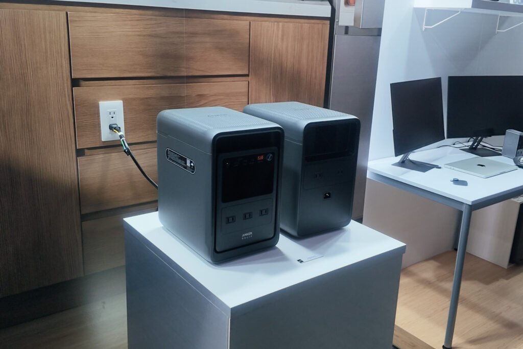 Anker Solix S2000 Portable Power Stationはポータブル電源としてはコンパクトでミニタワーPCのような大きさです