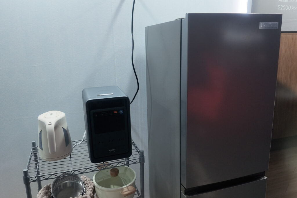 Anker Solix S2000 Portable Power Stationで冷蔵庫を常時稼働させているイメージ