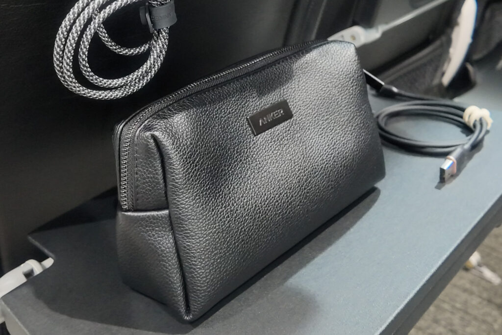 座席のデスクに置かれたAnker Style Pouch