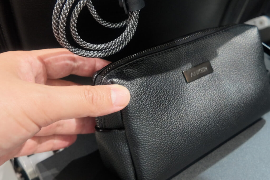 Anker Style Pouchは高級感のあるソフトレザーで覆われています