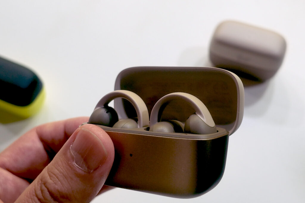 イーブイコラボモデルの充電ケースを開いた状態