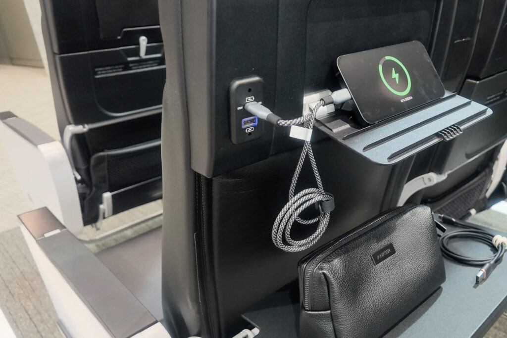 スターフライヤーの座席にはデスクのほか、USBポートやスマホが置けるスリットがある