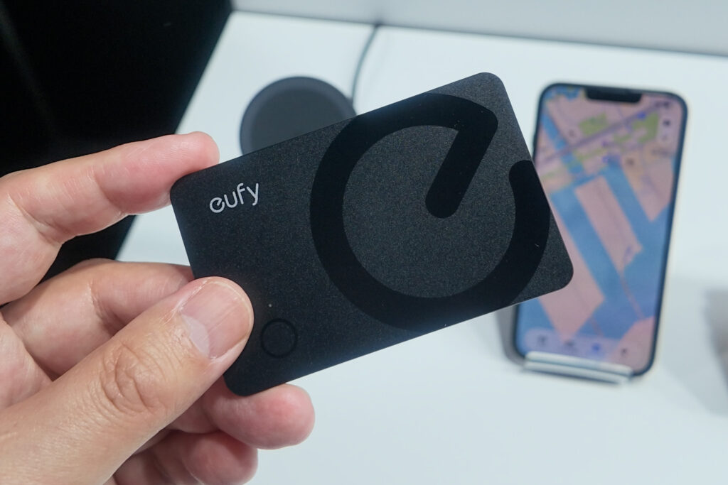 Eufy SmartTrack Card E40の外観、クレジットカードサイズです。