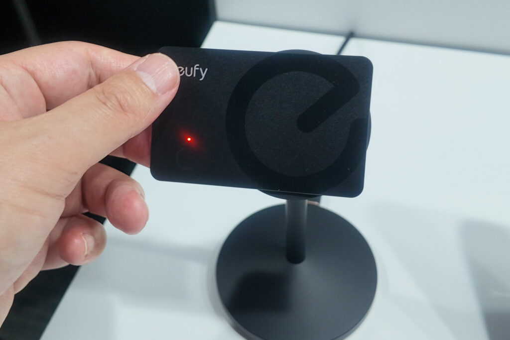 Eufy SmartTrack Card E40はMagSafe充電スタンドにくっつきます。