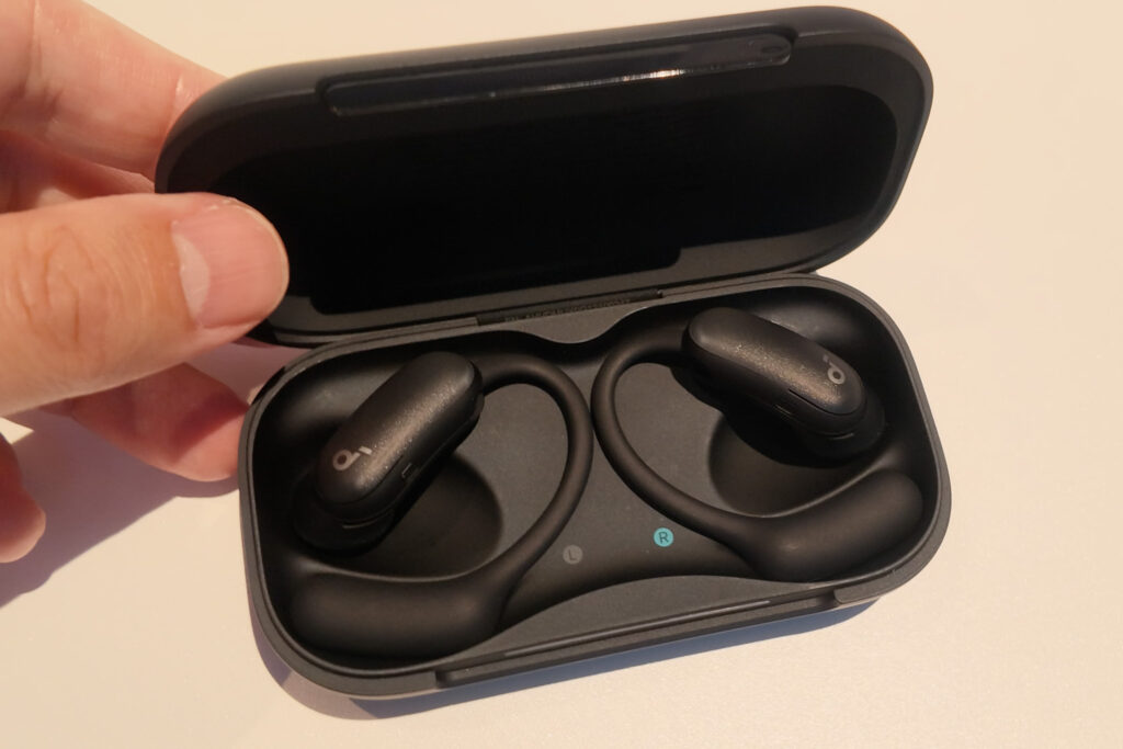 Soundcore AeroFit 2 Proが充電ケースに収まった状態