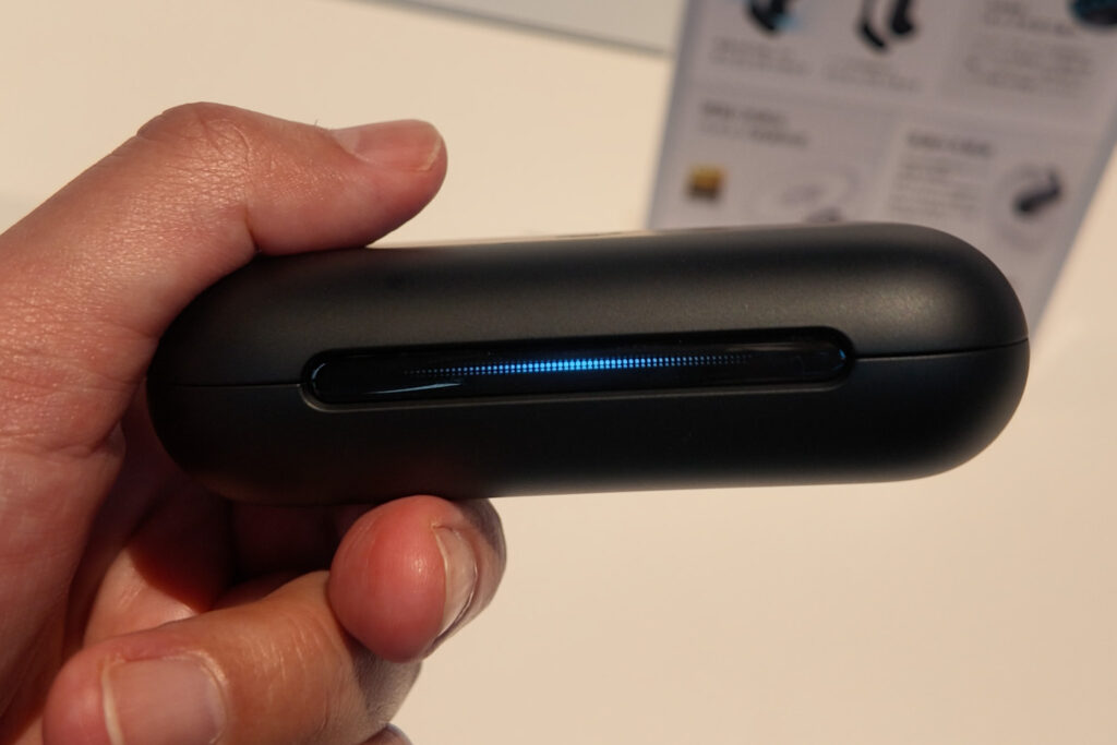 Soundcore AeroFit 2 Proの充電ケースを閉じるとLEDが発行します