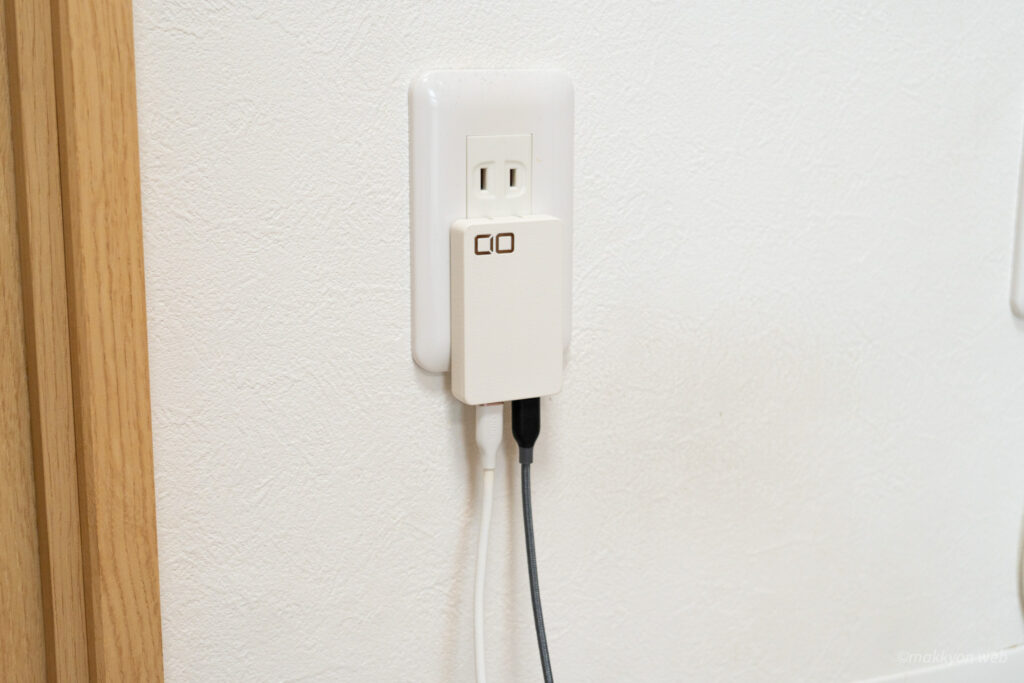 壁のコンセントに刺してもスリムに収まるUSB充電器