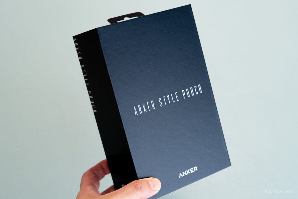 Anker Style Pouchのパッケージは、ブラックを基調としてシルバーの製品名でまとめられたシックなパッケージ。