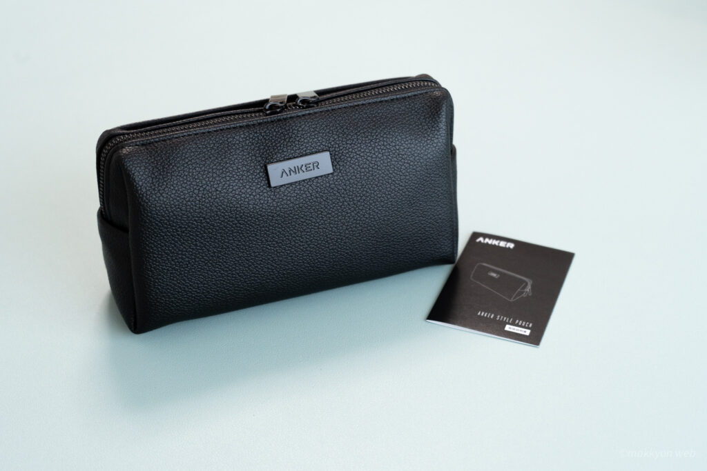 Anker Style Pouchの外観と、付属の説明書です。