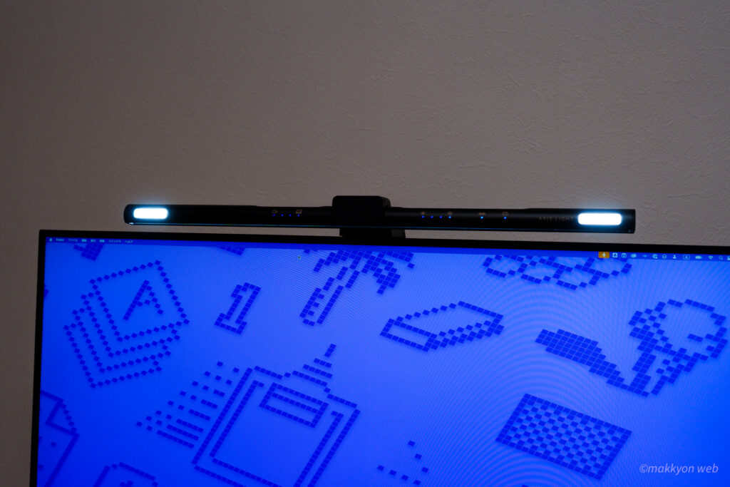 HotaluX AXIS LIGHTの左右の端には、顔を明るく照らすフェイスライトがある