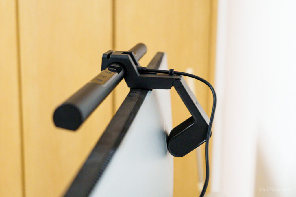 HotaluX AXIS LIGHTをディスプレイの上に載せたところ