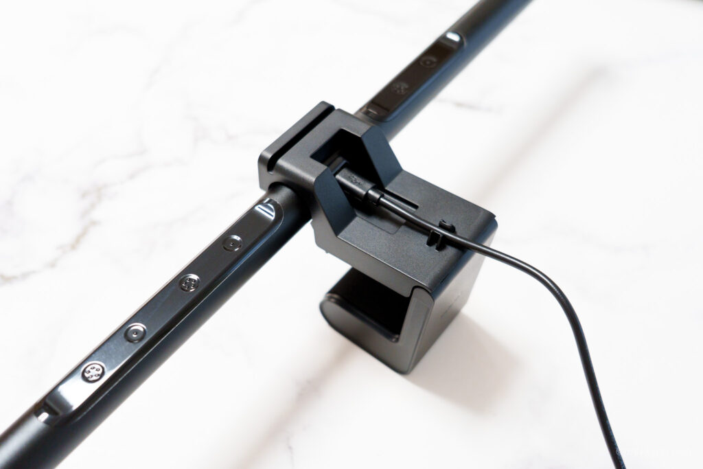HotaluX AXIS LIGHTの上部には、ウェブカメラ設置用のスリットがある