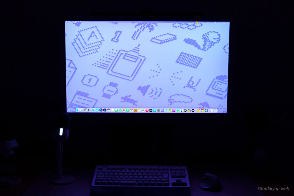 暗い部屋の中でHotaluX AXIS LIGHTをオフにした状態