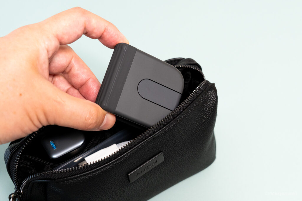 ガジェットポーチの中から取り出すMobi Fold