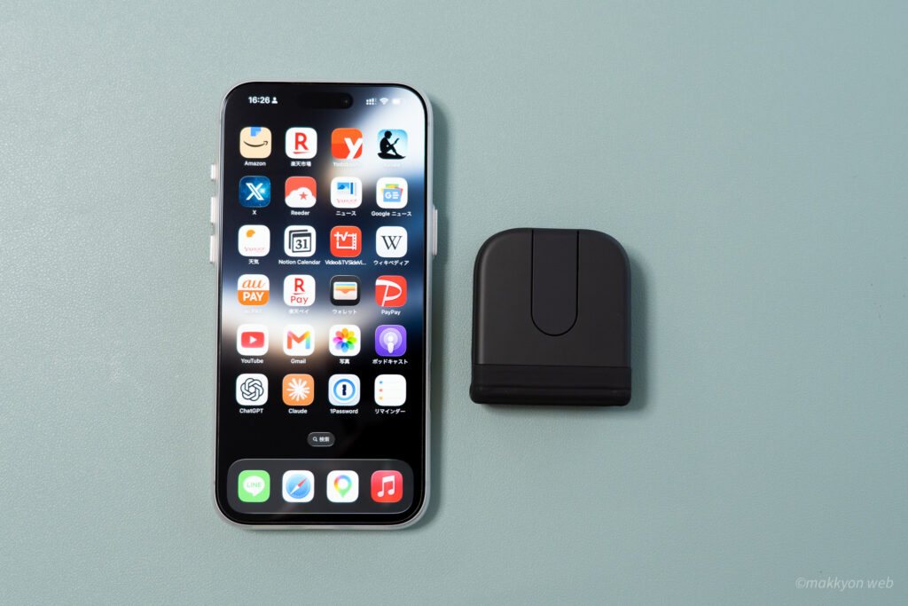 iPhone 17 Pro Maxと折りたたんだ状態のMobi Foldとの大きさ比較