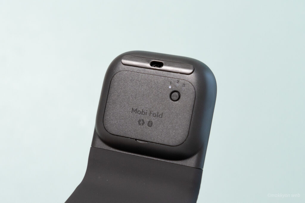 Mobi Foldの裏側には、マルチペアリングを切り替えるEasy-Switchがある。