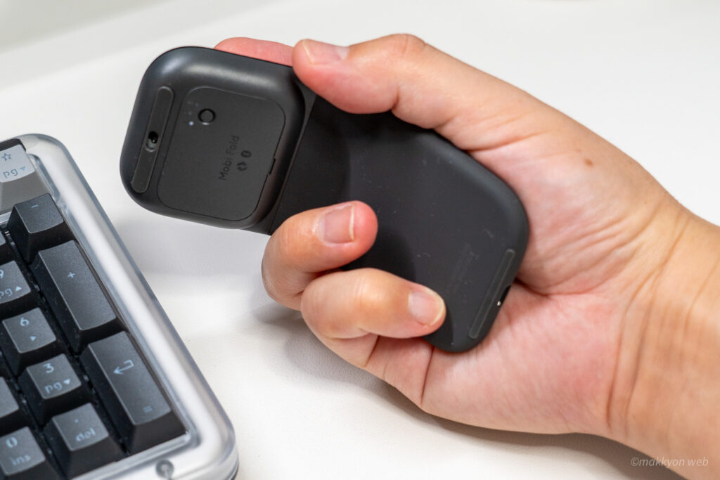 薬指と小指をMobi Foldの下に潜りこませると安定する