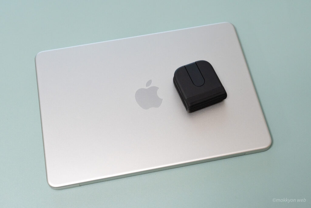 閉じた状態のMacBook Neoと、折りたたんだMobi Fold