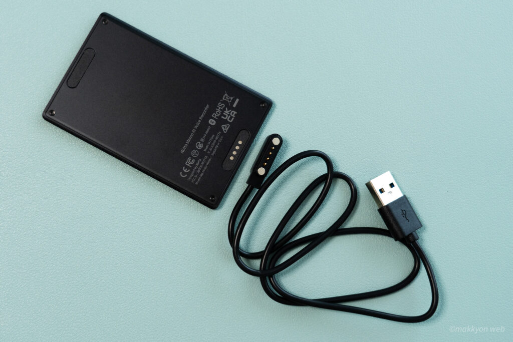 Notta Memo Type-C AIボイスレコーダーと充電ケーブルは専用の端子で接続します
