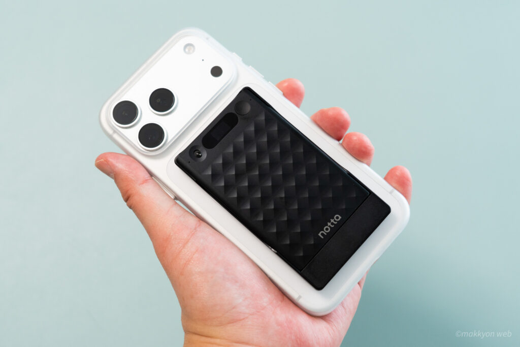 Notta Memo Type-C AIボイスレコーダーは、Magbridge経由でスマホの背面に張り付く