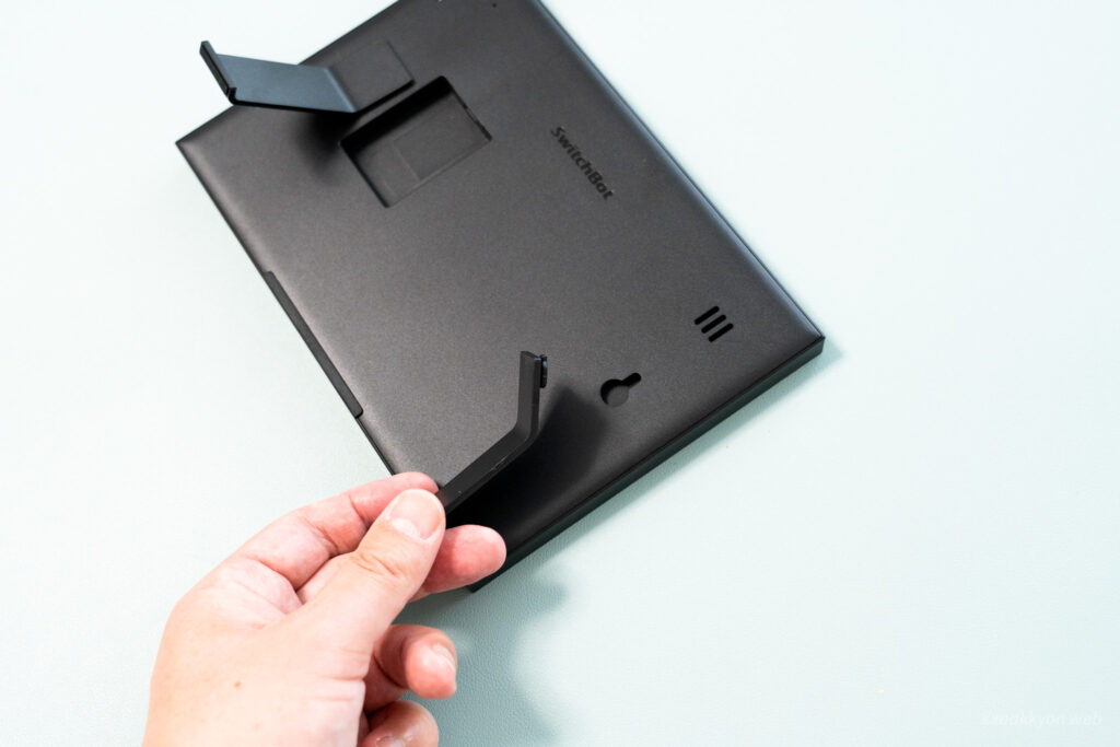SwitchBot スマートデイリーステーションに付属のスタンド２本を取り付けます