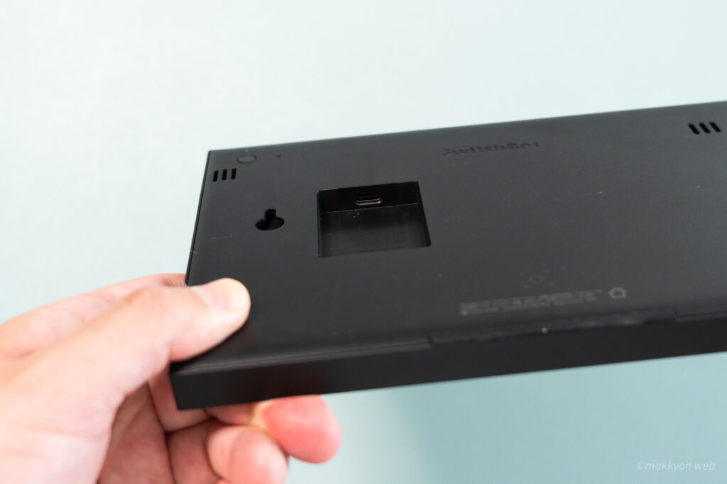 SwitchBot スマートデイリーステーションの背面にある充電用のUSB-Cポート