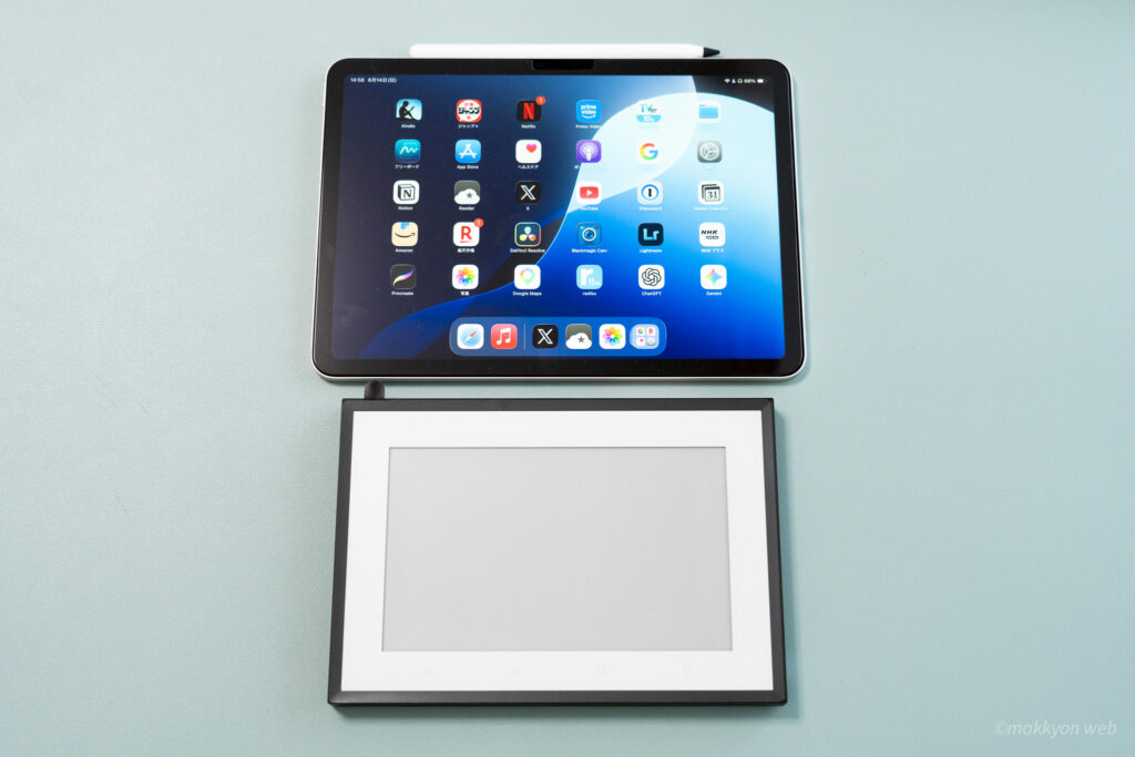 SwitchBot スマートデイリーステーションと11インチのiPad Airとの大きさ比較