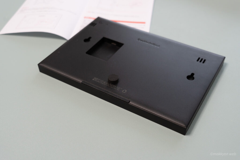 SwitchBot スマートデイリーステーションにクッションパーツを貼った状態。