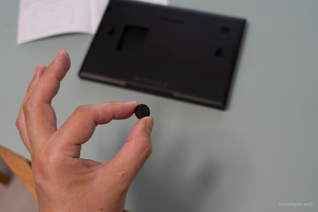 SwitchBot スマートデイリーステーションを壁掛けする際に貼るクッションパーツ