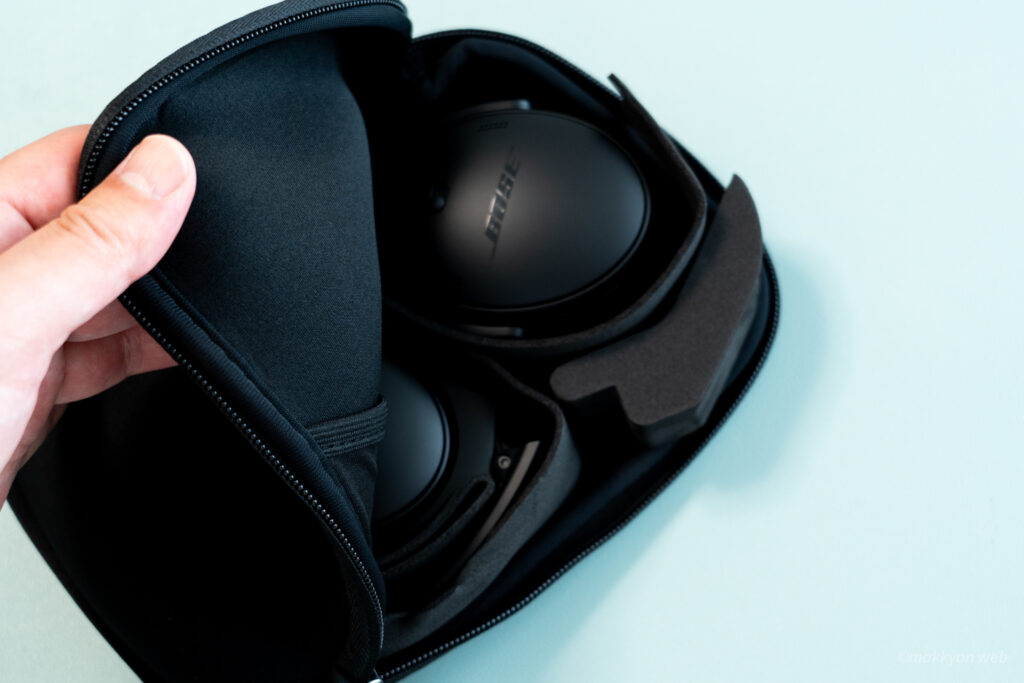 QuietComfort SC Headphonesのソフトケース内に緩衝材で保護されたヘッドホン本体