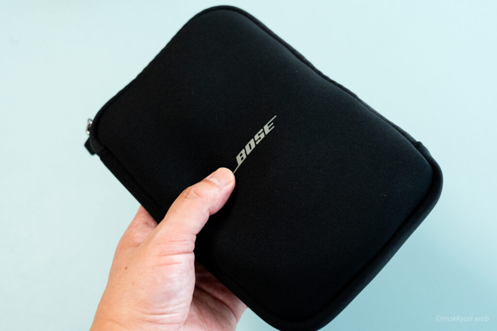 QuietComfort SC Headphonesのソフトケースは優しく柔らかい手触りです。