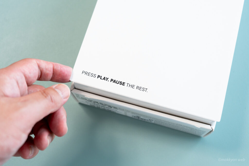 箱を開けるときに見える「PRESS PLAY, PAUSE THE REST」のメッセージ