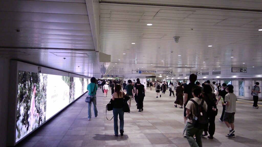 新宿駅の東西自由通路