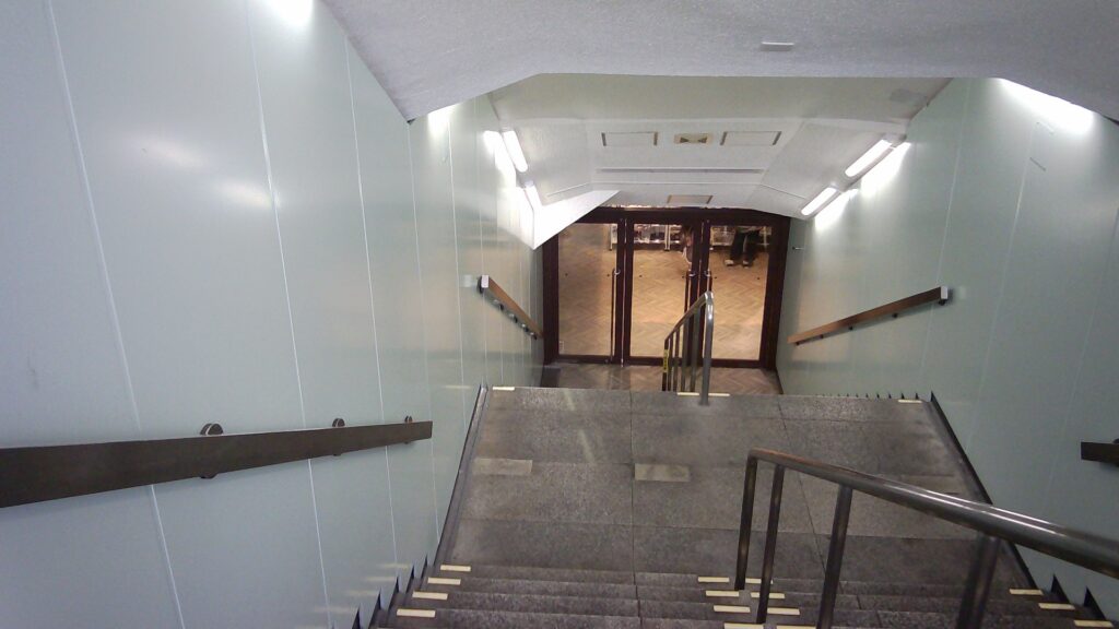 地下へ通じる階段
