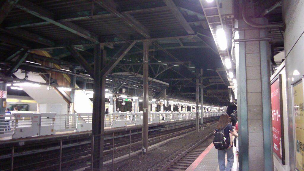 夜、四ツ谷駅のホーム